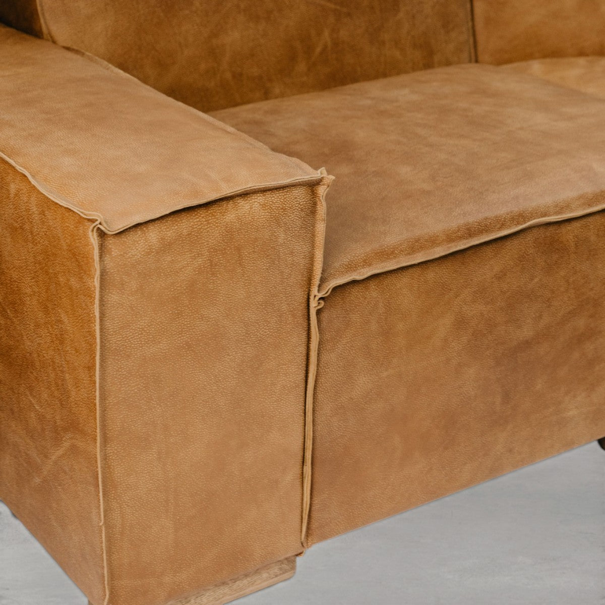 HANKI Alden leather sofa side view