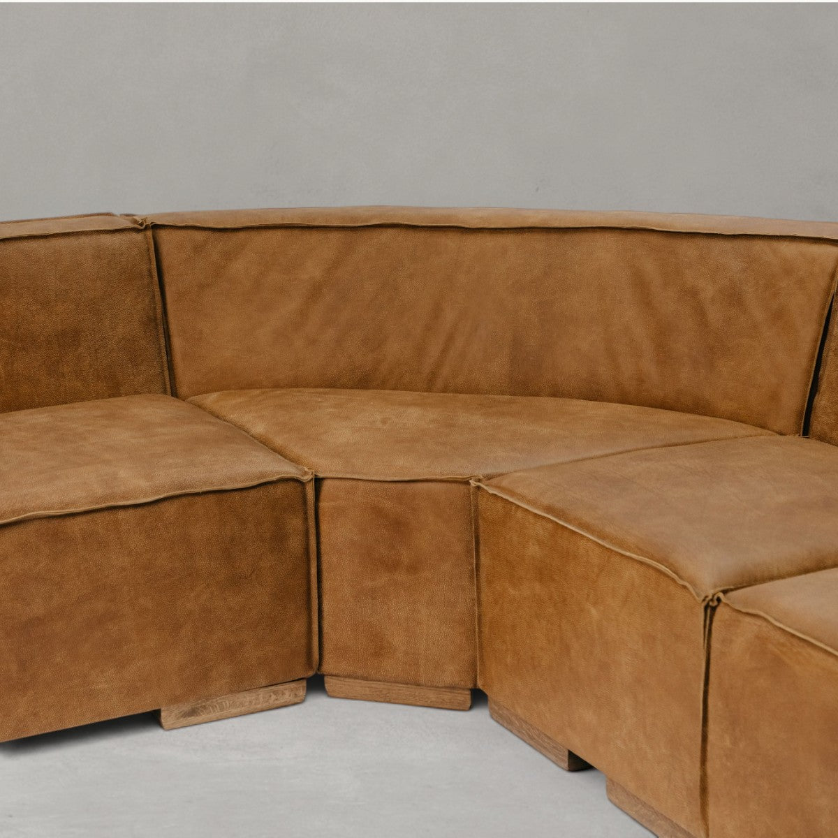 HANKI Alden leather sofa detail view