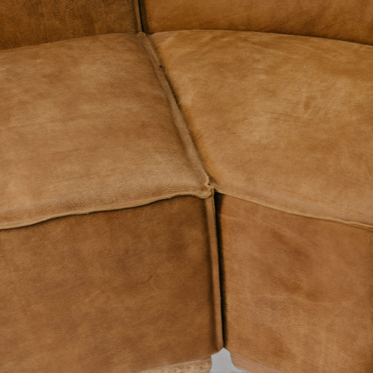 HANKI Alden leather sofa arm detail