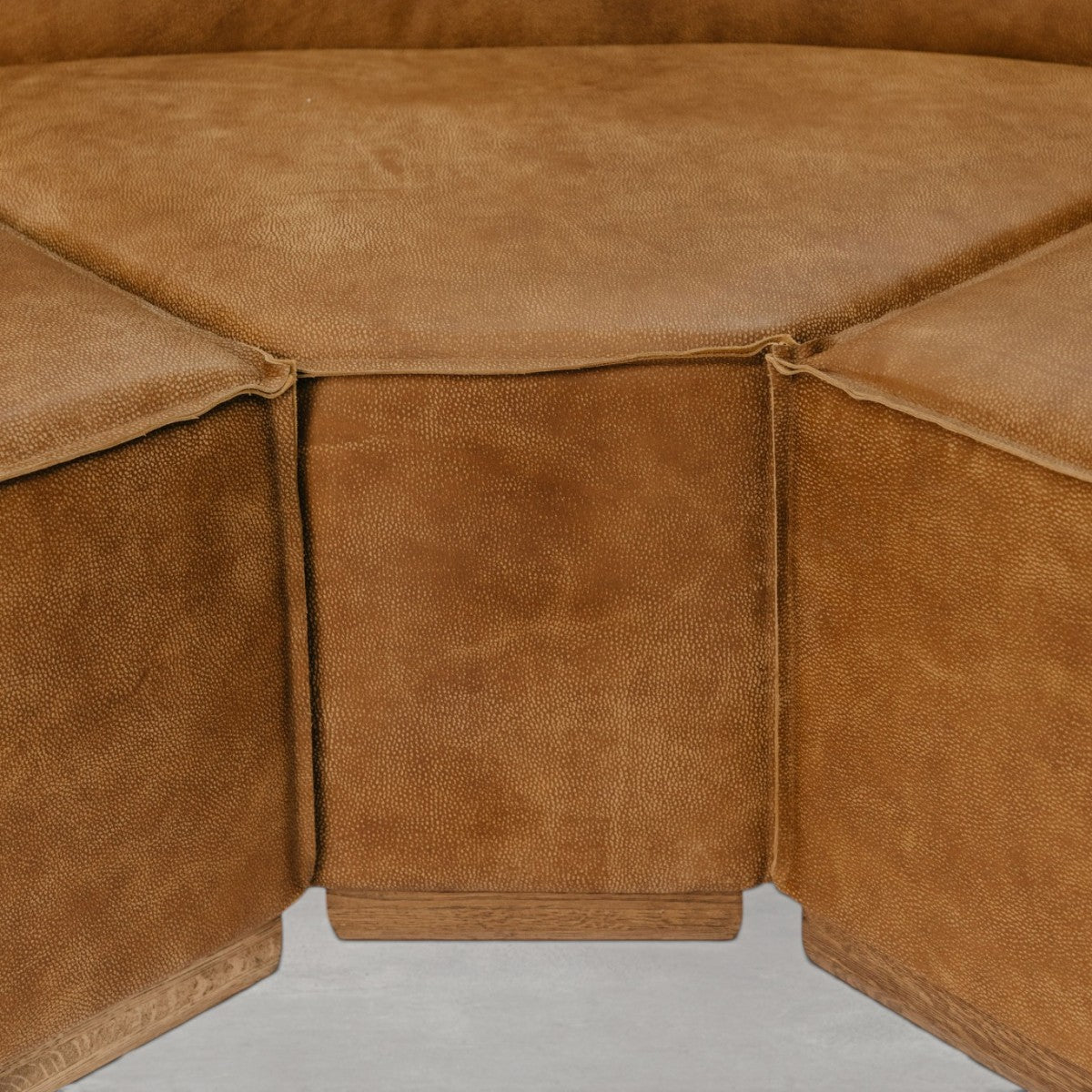 HANKI Alden leather sofa wooden leg base detail