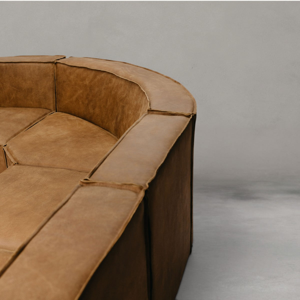 HANKI Alden leather sofa curved back corner detail