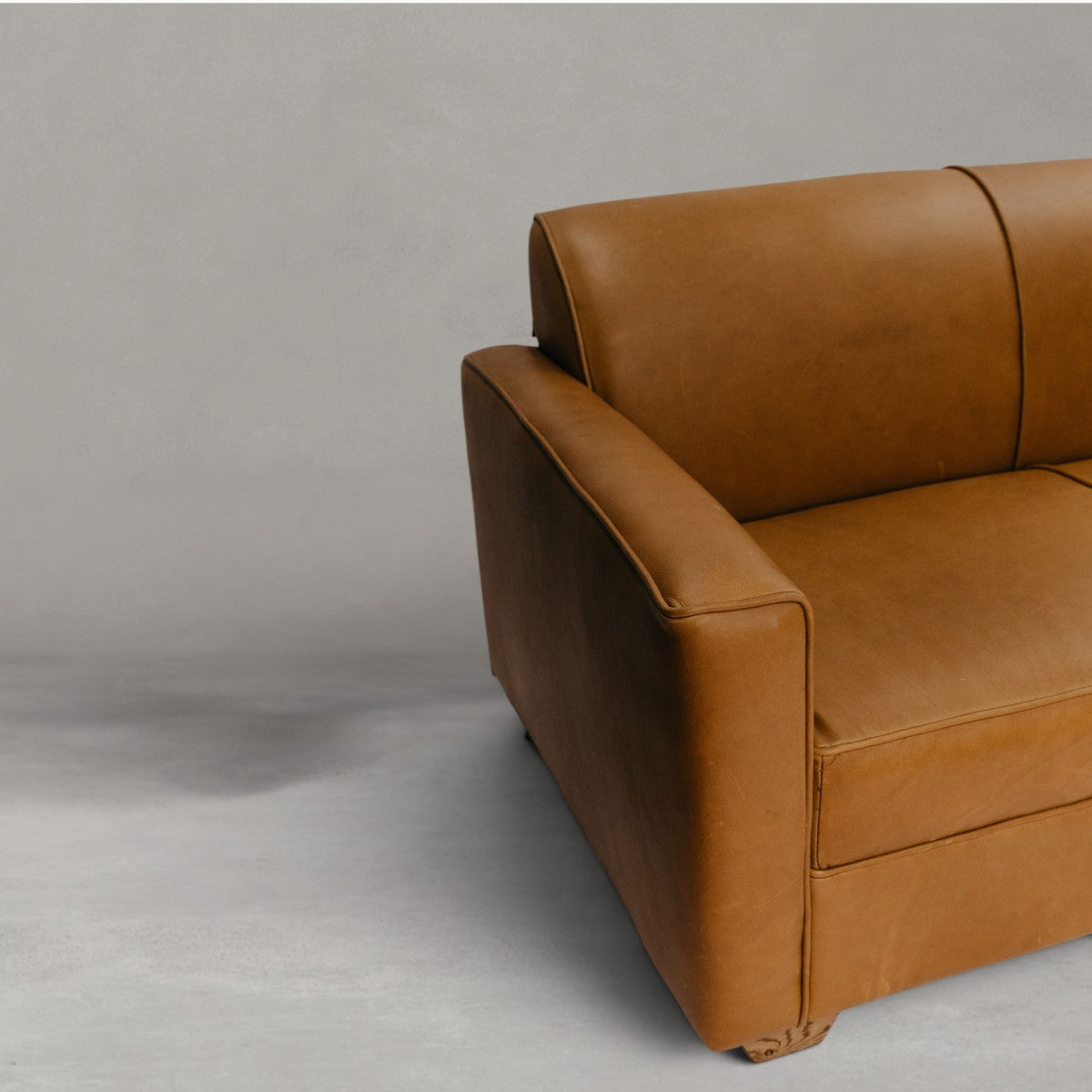 HANKI Toren leather sofa side view