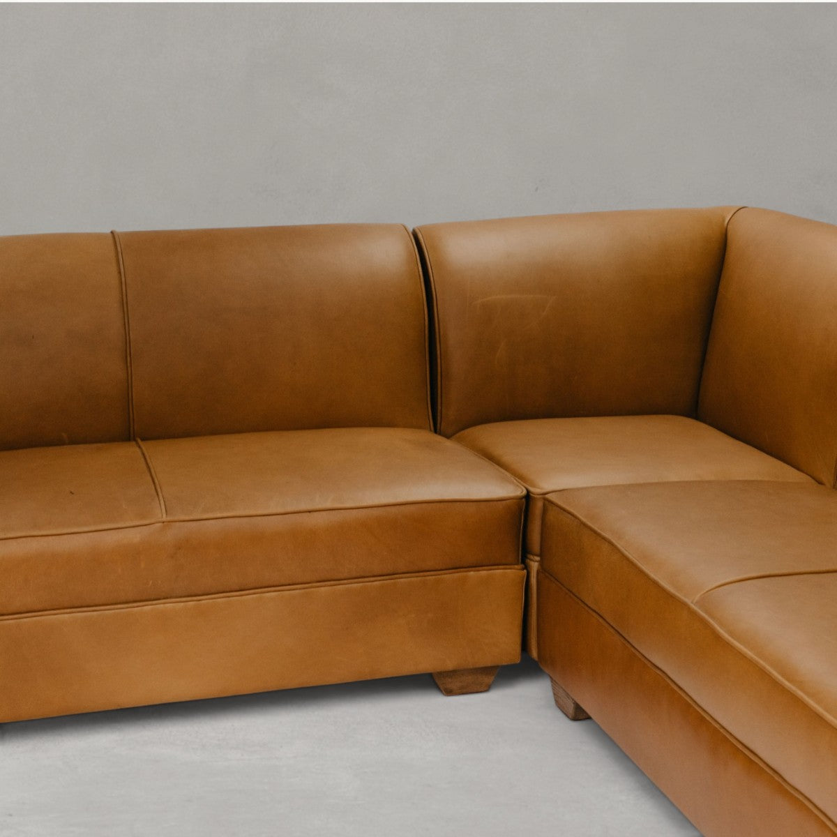 HANKI Toren leather sofa lifestyle view