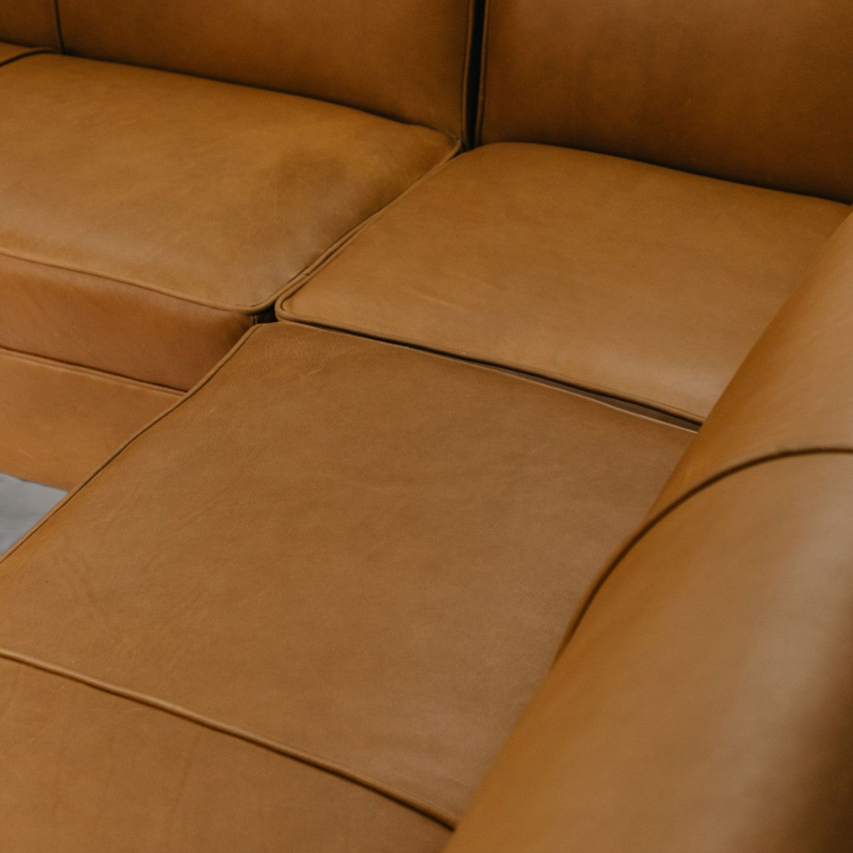 HANKI Toren L-shape leather sofa cushion seam close-up
