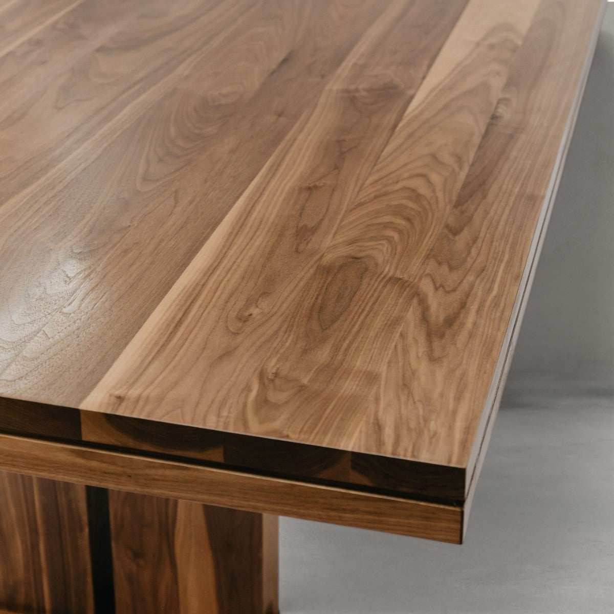HANKI Thorne dining table detail grain view