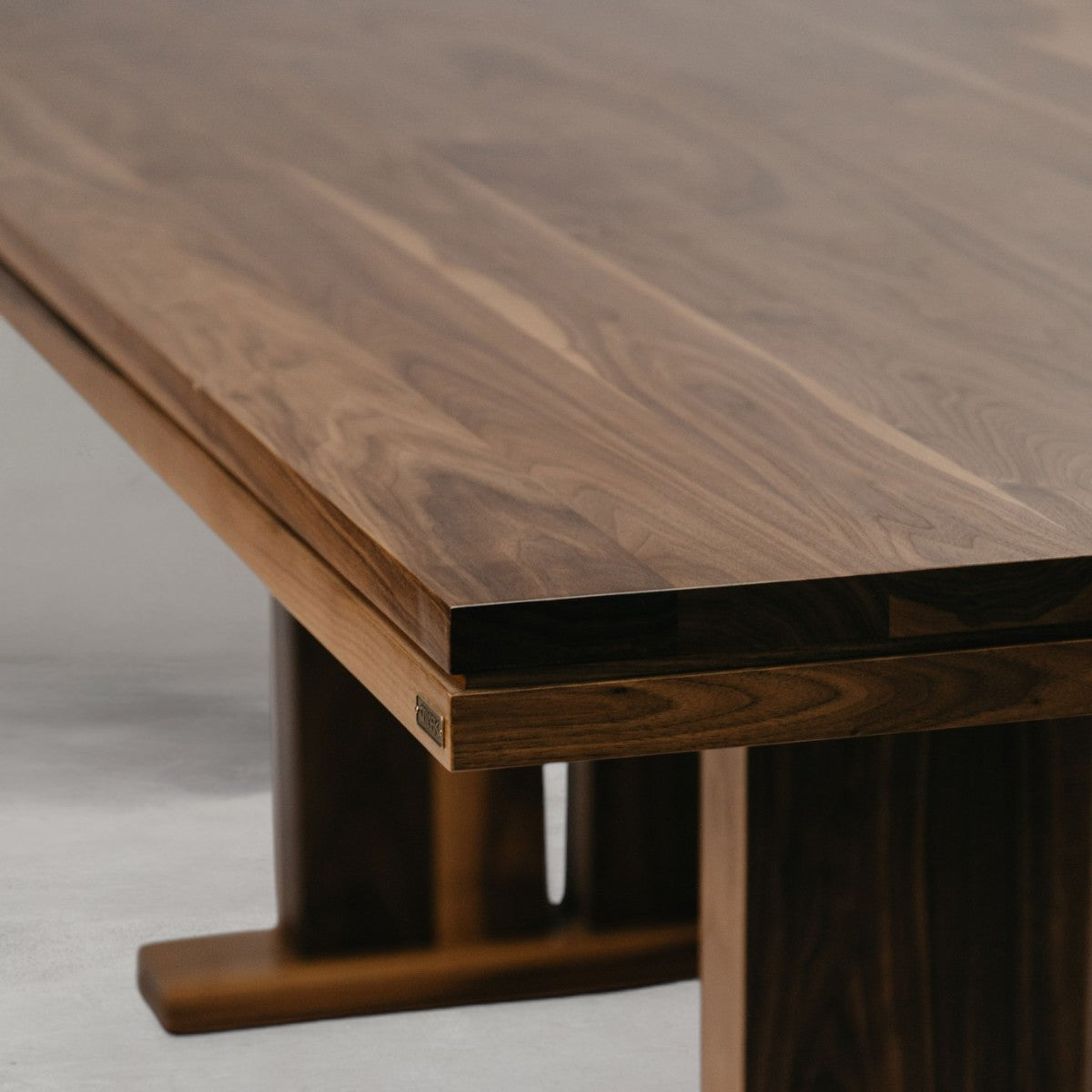HANKI Thorne solid timber dining table leg joint detail