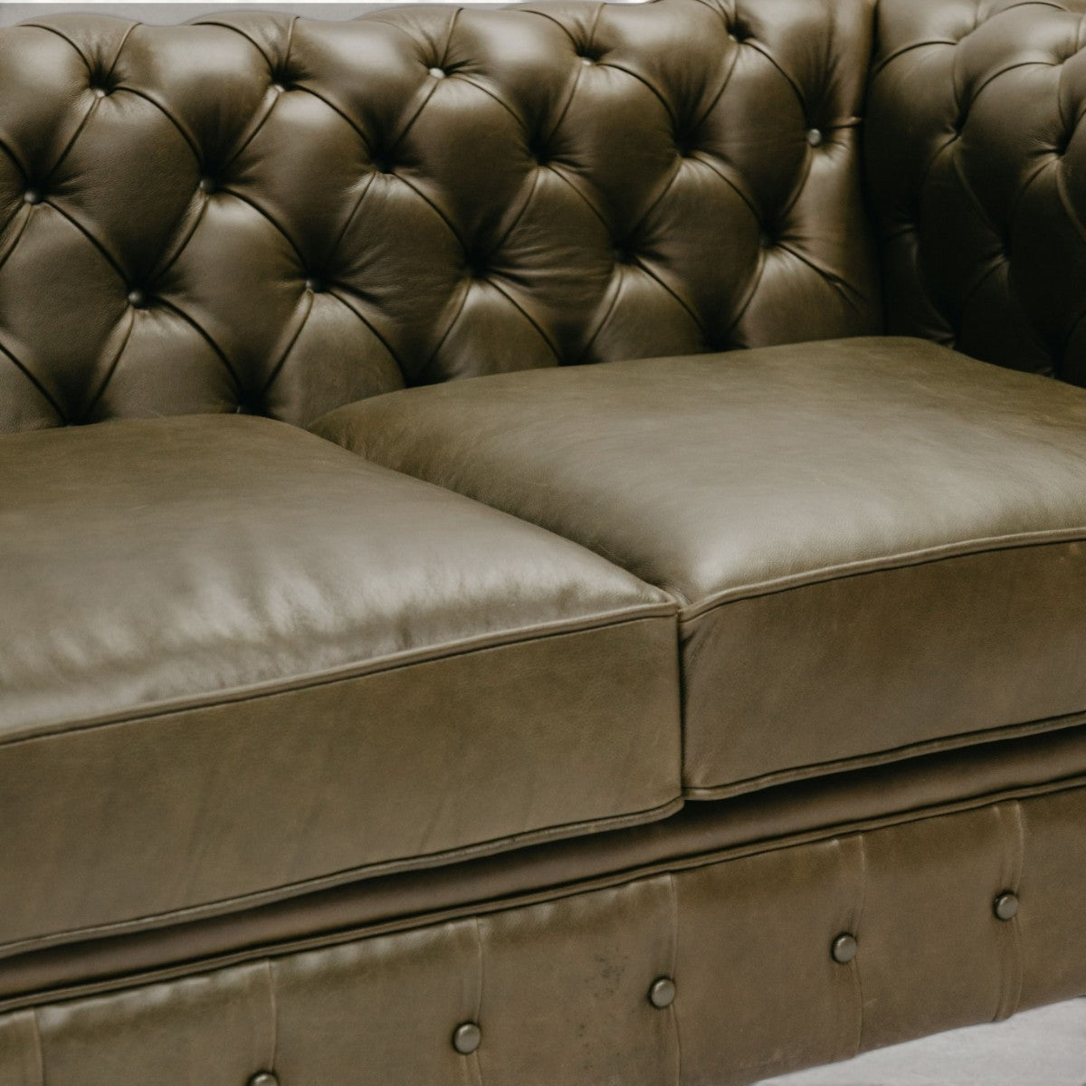 HANKI Dorne sofa button tufting detail