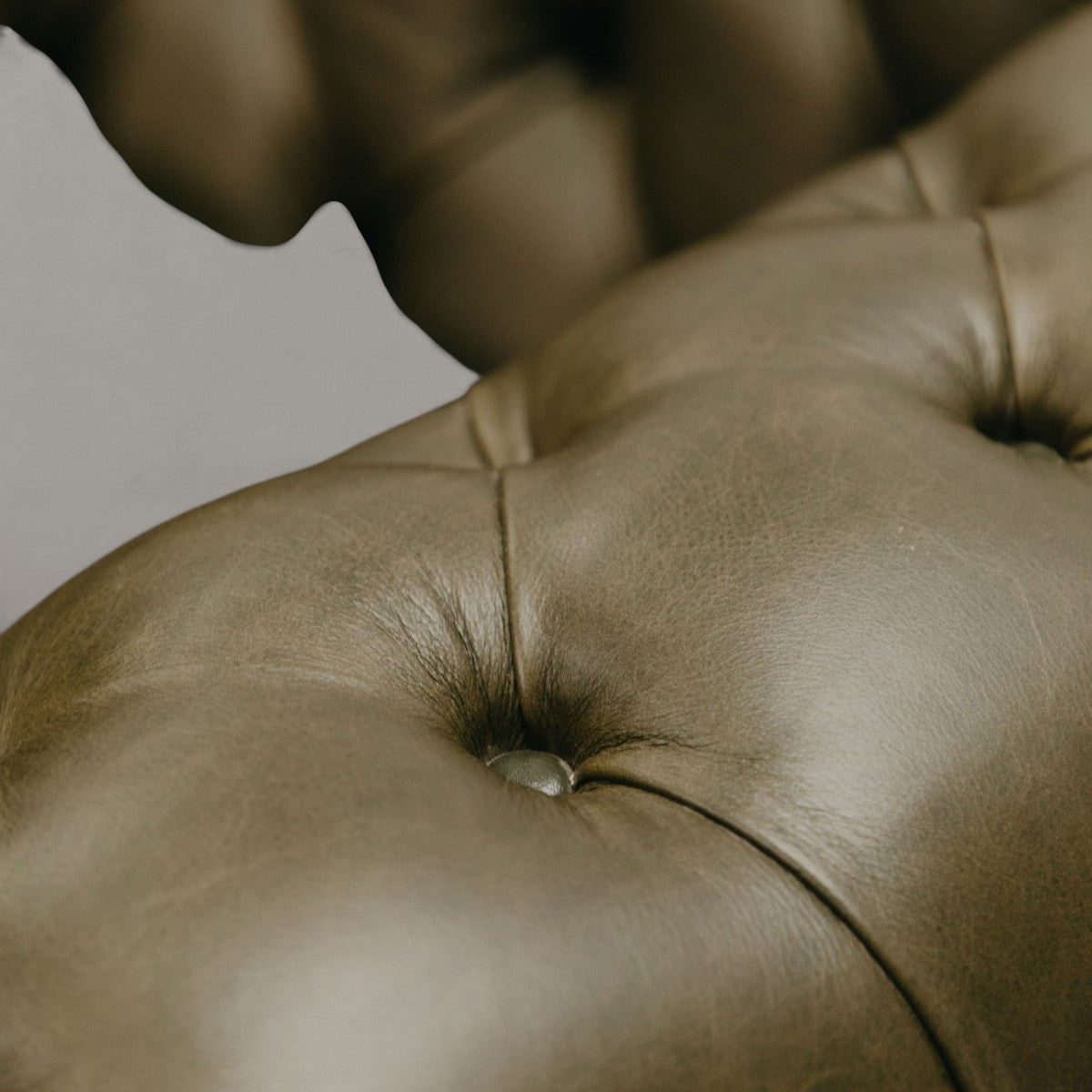 HANKI Dorne Chesterfield sofa button tufting close-up