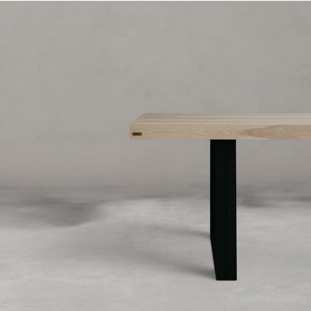 HANKI Caelen dining table side view
