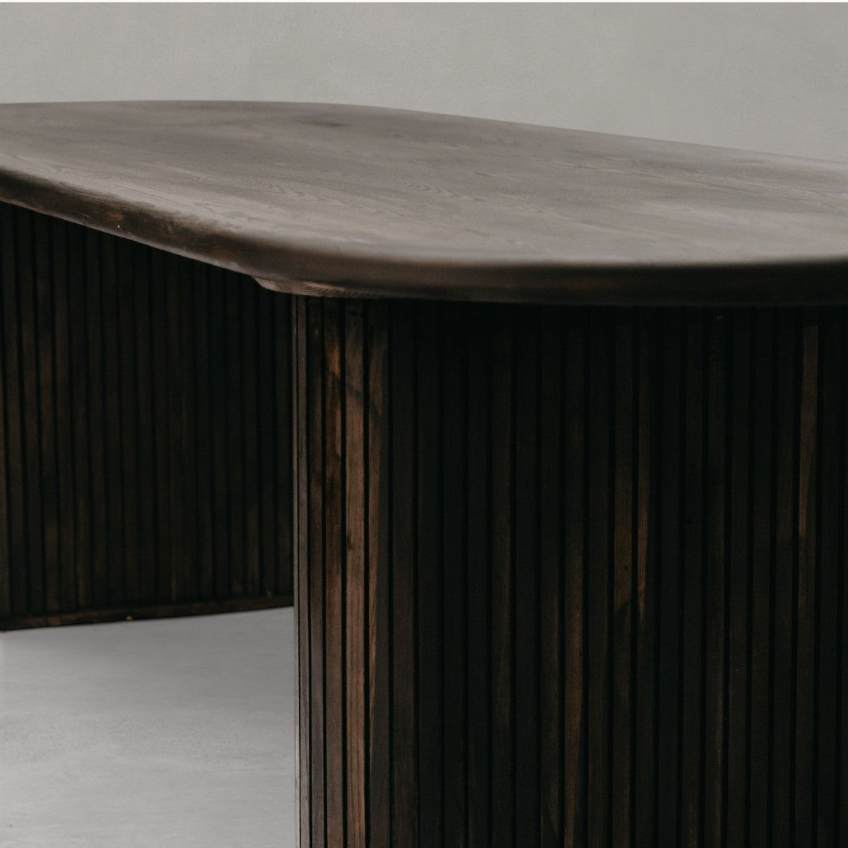 HANKI Elborn dining table side view