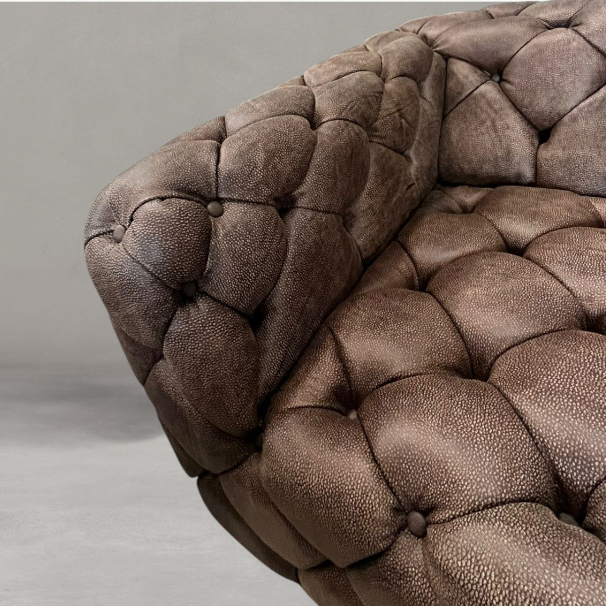 HANKI Duke sofa button tufting detail