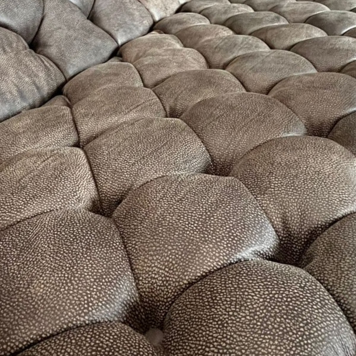 HANKI Duke Chesterfield sofa diamond-tufted upholstery texture